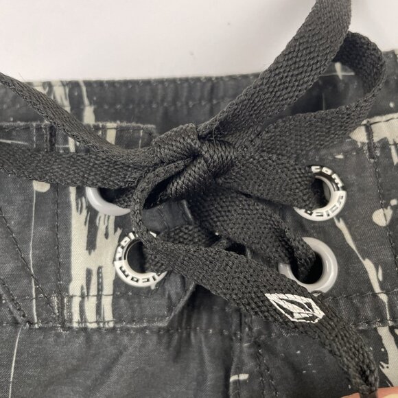 Volcom Board Shorts Men’s Size 32 Black Gray Surf Beach Summer Swim Trunks - Picture 10 of 12